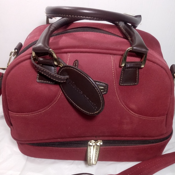 Pierre Cardin handbag with expandable bottom. - Picture 2 of 7